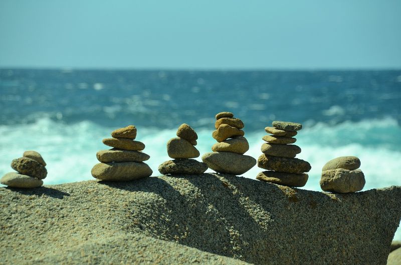 Aufgeschlichtete Steine am Meer